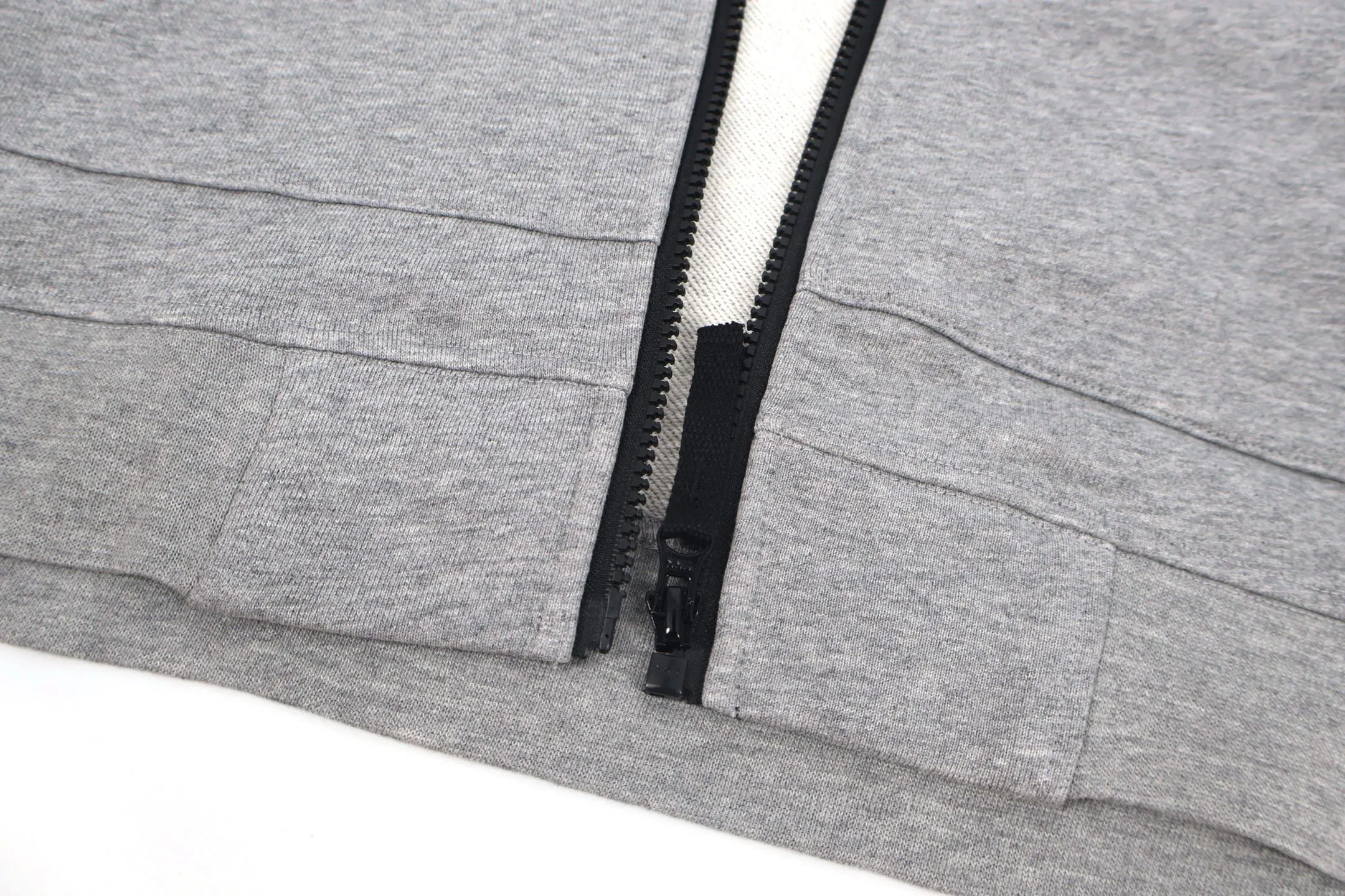 🅿️570 [Exclusive supply] Stone island gray zipper jacket (grey) originally purchased at 2442, the fabric is custom-made 100% cotton, the armband pattern is embroidered with Tajima machine thousands of needles, the stitching is fine and dense, the pattern is clear and the lines and three-dimensionality are strong. The hardware and accessories of the entire garment are all custom-made according to the original mold, with nylon rope zipper pulls, raglan sleeves and kangaroo pockets. Size:S-M-L